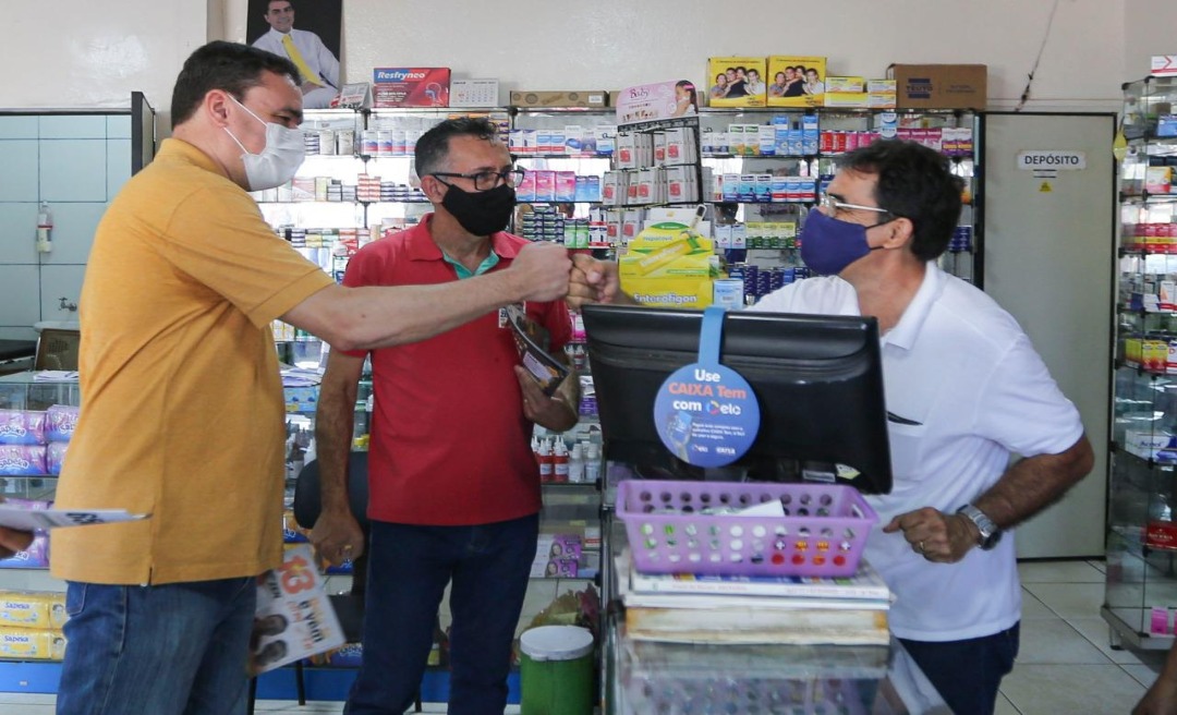 No São Francisco, Zen visita o comércio ao lado de Jorge, Cláudio Ezequiel e Marcus Alexandre 